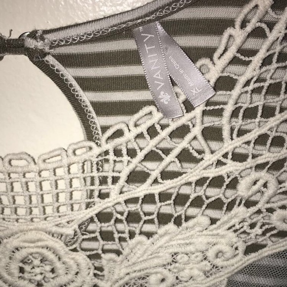 Vanity XL mesh/detail top Tee - Picture 2 of 3